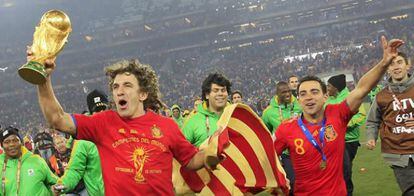 Puyol y Xavi celebran el triunfo.