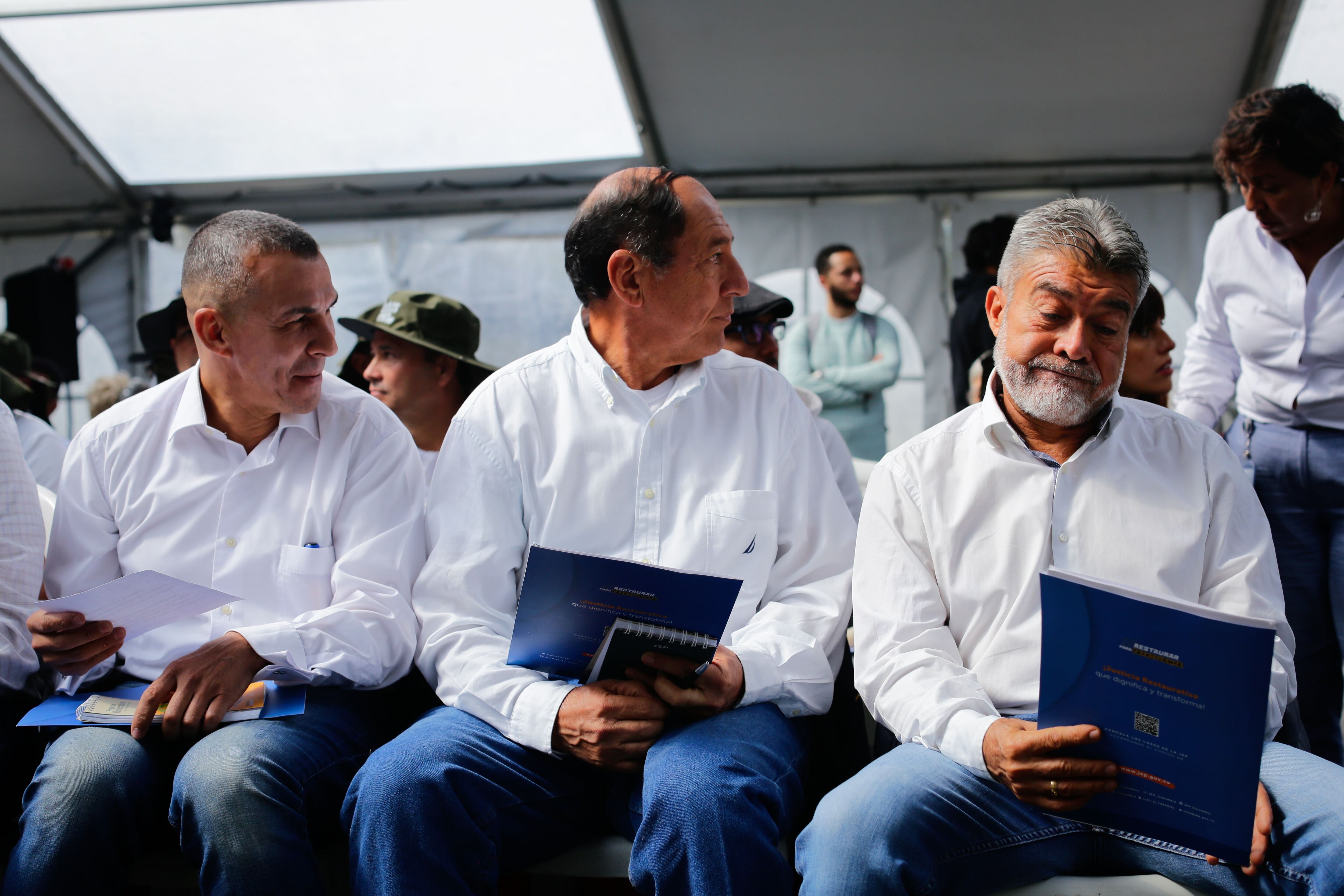 El general retirado Henry Torres Escalante (derecha), junto a otros exmilitares, este 2 de abril en Usme.