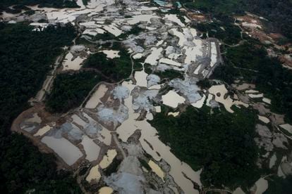 Minería de oro ilegal, dentro de la reserva indígena de Kayapó, en la ciudad Ourilândia, en el Estado de Pará (Brasil).