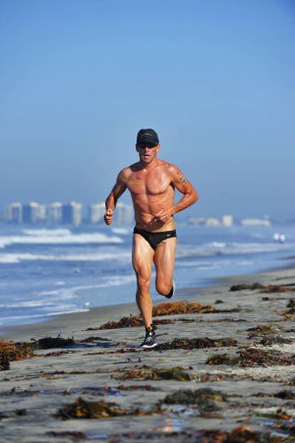 El exciclista, en plena carrera durante su participación en el triatlón de San Diego en octubre de 2012.