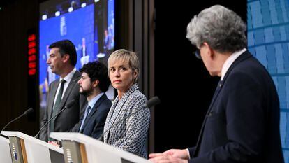 Carme Artigas, secretaria de Estado de Digitalización e Inteligencia Artificial, y el comisario Thierry Breton (en primer término), en Bruselas tras el acuerdo sobre la ley europea de IA, en una imagen de la UE.