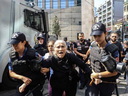 Emine Ocak, de 82 años y miembro de las Madres del Sábado, es detenida este sábado en Estambul tras prohibirse la manifiestación de este colectivo que exige conocer el paradero de cientos de desaparecidos durante las últimas décadas. 