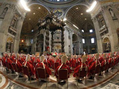 Los cardenales electores asisten a una misa en la bas&iacute;lica de San Pedro
