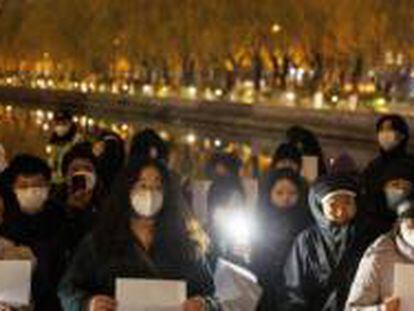Protesta en Pekín por la muerte de varias personas en el incendio de su edificio, del que no pudieron salir por las restricciones por el Covid, el domingo 27.