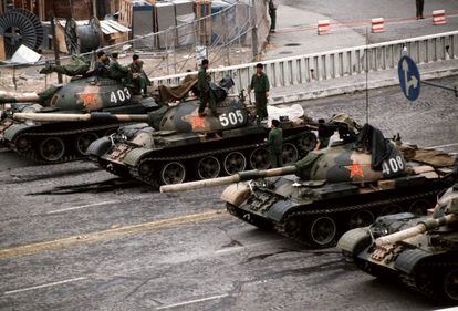 Al final del movimiento pro-democracia en China un grupo de tanques del ejército chino bloquearon un paso a desnivel en la avenida Changan que conduce a la plaza de Tiananmen, donde el Gobierno comunista llevó a cabo su última brutal represión contra los manifestantes durante la noche, en junio de 1989 en Pekín (China).