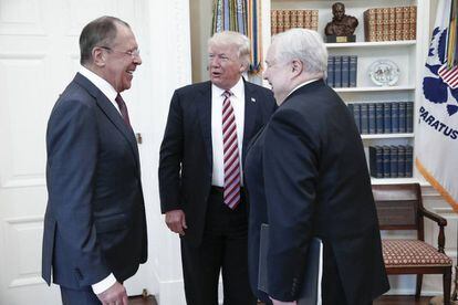 Fotografía proporcionada por el Ministerio de Asuntos Exteriores de Rusia en la que se observa a Trump reunido con Lavrov (Izda.) y Kislyak.