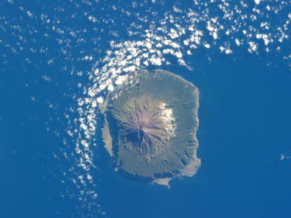 Vista aérea de la isla de Tristán de Acuña, en el Atlántico sur y perteneciente al Reino Unido.