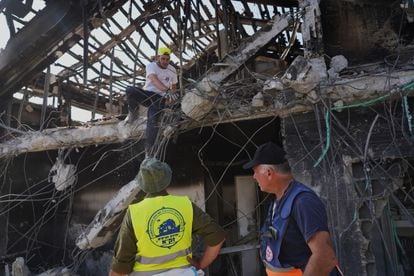 Miembros de la ONG Zaka buscan restos de víctimas entre los escombros de una casa de Beeri.