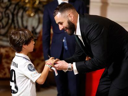 Karim Benzema, con un niño, en la recepción del premio Marca leyenda.