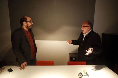 Borja Cobeaga (izquierda) y Luis Rodríguez Aizpeolea, el lunes por la tarde en Madrid.