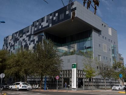 Edificio de la Agencia de Innovación y Desarrollo de Andalucía en Sevilla, construido con una red de paneles en las fachadas que imita el comportamiento de la piel de un ser vivo.