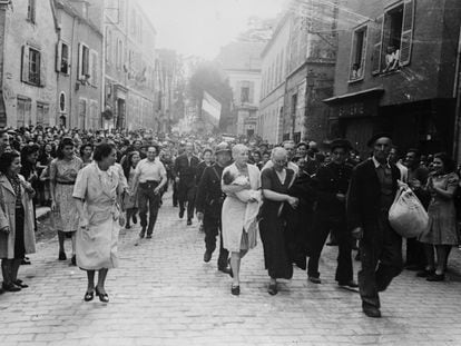 Simone Touseau, con su bebé en brazos por las calles de Chartres (Francia). El padre de su bebé era alemán. A su lado, su madre, también rapada. Recorren las calles de la ciudad siendo humilladas como castigo por ser colaboradoras de las tropas alemanas, en 1944.