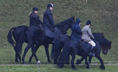 El príncipe Andrés y la reina Isabel II, a caballo en los alrededores del castillo de Windsor el 22 de noviebre de 2019.