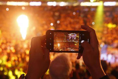 OAKLAND, CALIFORNIA - JUNE 07: A fan uses his iPhone to take a photo of player introductions prior to Game Four of the 2019 NBA Finals between the Golden State Warriors and the Toronto Raptors at ORACLE Arena on June 07, 2019 in Oakland, California. NOTE TO USER: User expressly acknowledges and agrees that, by downloading and or using this photograph, User is consenting to the terms and conditions of the Getty Images License Agreement. Lachlan Cunningham/Getty Images/AFP  == FOR NEWSPAPERS, INTERNET, TELCOS & TELEVISION USE ONLY ==