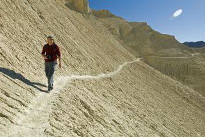 Un excursionista en el parque nacional de Death Valley, en California.