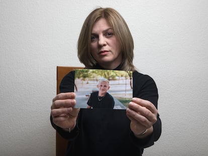 La ucrania Natalia Biletska posa con la foto de su hijo Roman Lifatov, que se marchó el sábado pasado a luchar en Ucrania.