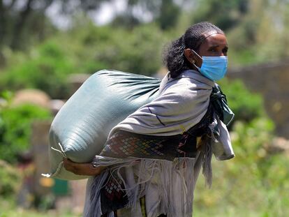 Agricultura en la región de Tigray (Etiopía) carga semillas provistas por la FAO para cultivar.