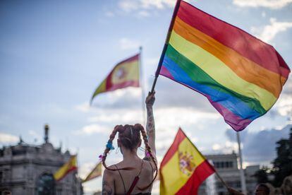 Una mujer ondea una bandera LGTBI+ durante el Orgullo en Madrid, el pasado 1 de julio.