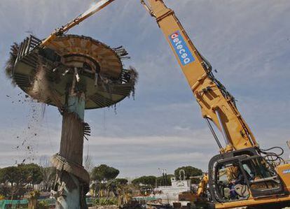 Demolición del árbol-cafetería del Parque de Atracciones de Madrid
