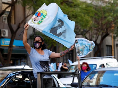 Participantes de la caravana en homenaje a Néstor Kirchner a diez años de su muerte en Buenos Aires.