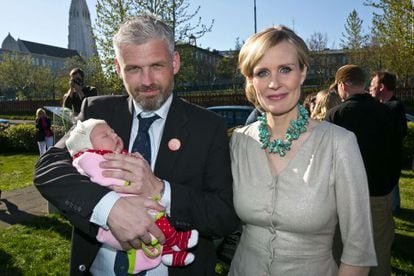 Thora Arnorsdottir junto a su marido, Svavar Halldorsson, y su hijo reci&eacute;n nacido.