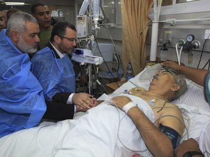 El primer ministro egipcio (con gafas) y el primer ministro de Hamás visitan un hospital en Gaza. Foto: EFE / Vídeo: Atlas