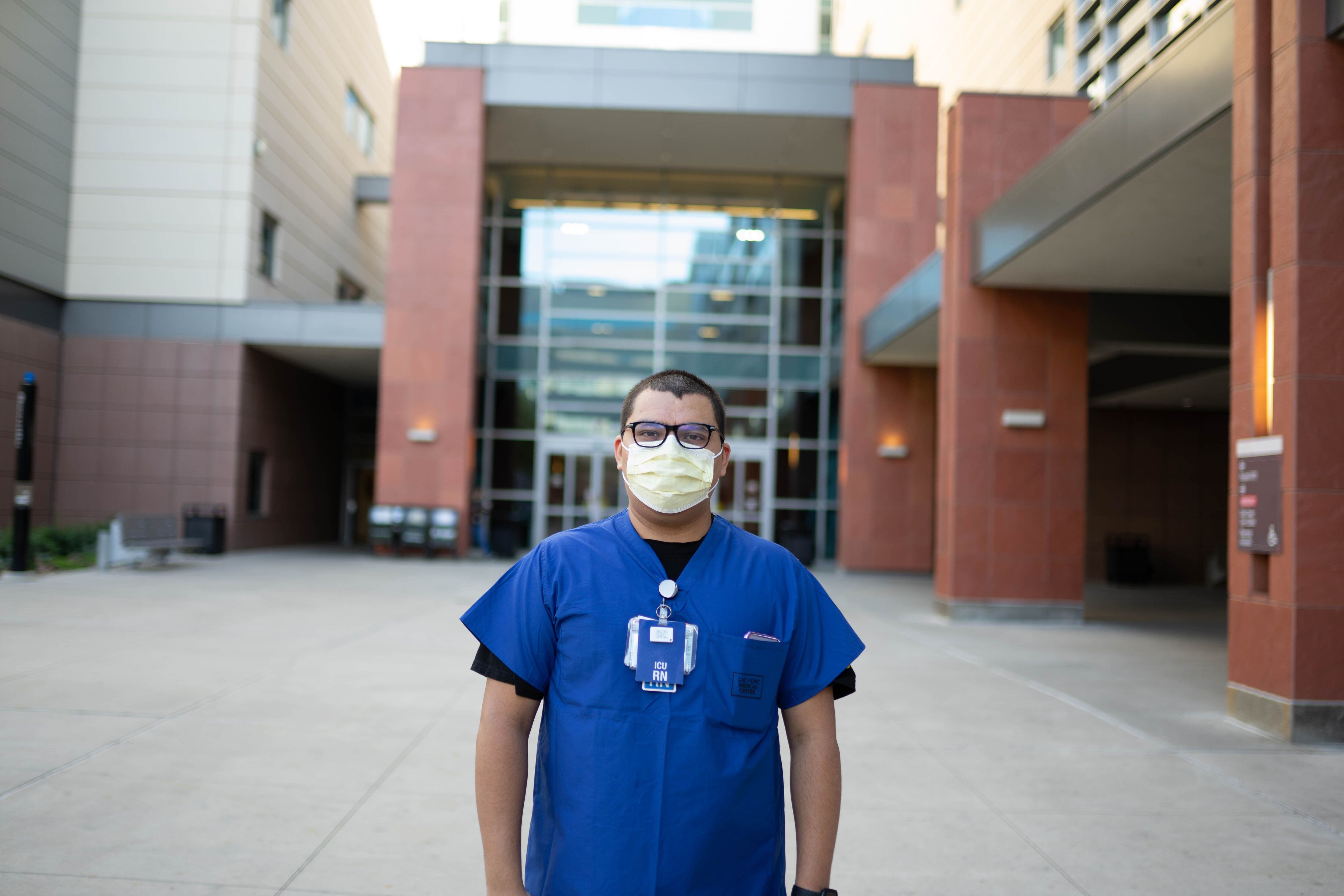 Jonathan Magdaleno, en una imagen facilitada por él, ante el hospital donde trabaja en Los Ángeles. 
