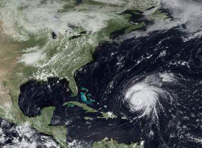 Imagen de satélite difundida hoy por el Centro Nacional de Huracanes muestran a un huracán Bill más desorganizado