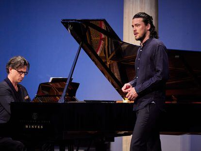 El barítono Andrè Schuen y el pianista Daniel Heide, el miércoles durante su recital en Granada.