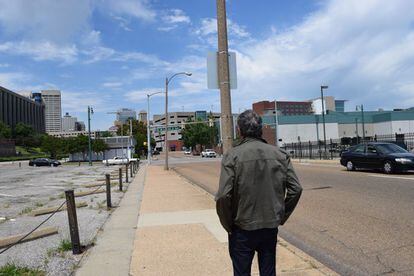 Antonio Muñoz Molina paseando por una de las calles de Memphis (Tennesse).