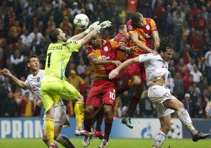 Varios jugadores del Galatasaray pugnan por un balón.