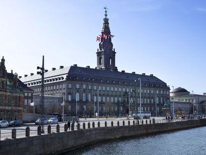 Vista del palacio de Christiansborg, en Copenhague, sede del parlamento dan&eacute;s. 