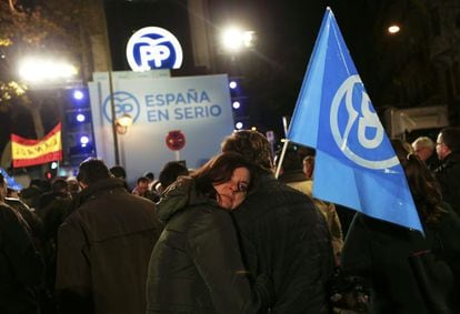 Simpatizantes del PP en su sede de Madrid.