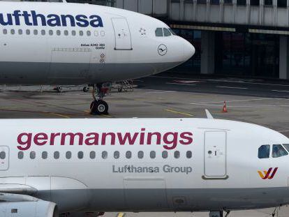 Dos Airbus de Lufhansa y de Germanwings en el aeropuerto de Düsseldorf.