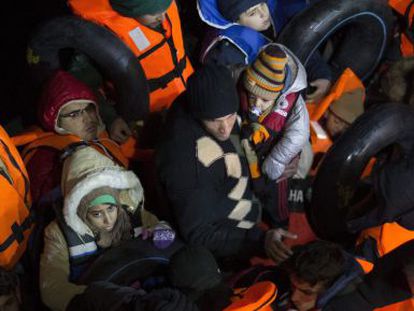 Un grupo de migrantes es interceptado por la guardia costera turca al intentar alcanzar Grecia.