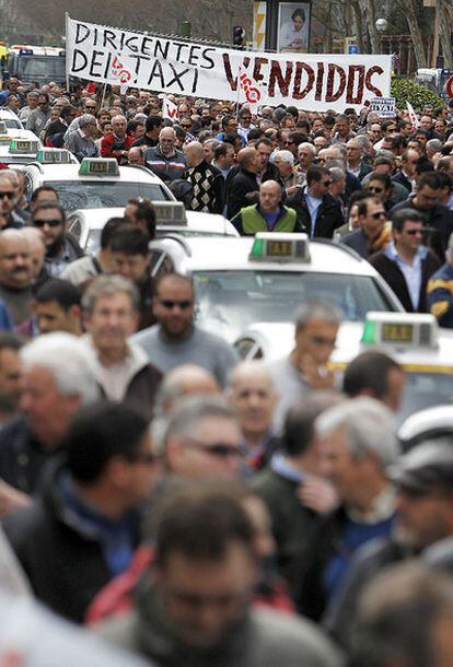 <i>Dirigentes del taxi, vendidos</i>, dice una de las pancartas de la protesta de taxistas.