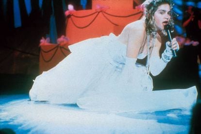 Madonna en la legendaria actuación en los MTV VMA en 1984, cuando cantó 'Like a virgin' vestida de novia y arrastrándose por el escenario