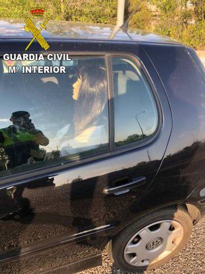 El maniquí de una mujer en la parte trasera del vehículo.