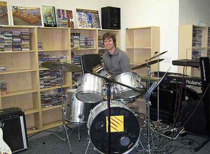 Tim Westergren en la sede de Pandora, una amplia sala repleta de instrumentos musicales y discos.