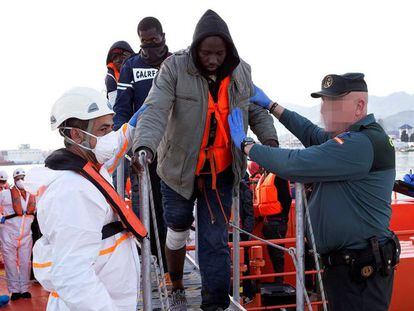 Llegada al puerto de Motril de 106 personas que han sido rescatadas.