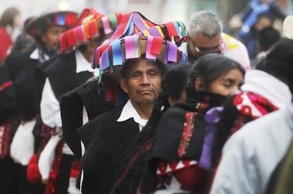 Ind&iacute;genas chiapanecos en espera del Papa Francisco. 