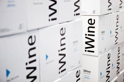 La marca y la caja de iWine recuerdan m&aacute;s a las del famoso iPod que a las de un vino blanco. Con este dise&ntilde;o, la empresa busca asociar su bebida al concepto de m&uacute;sica y diversi&oacute;n.