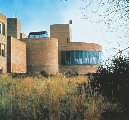 La central de comunicaciones por satélite de Buitrago del Lozoya (1966-1967) se alza como una fortaleza almenada a los pies de la sierra de Guadarrama. | 
