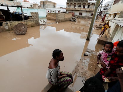 Una mujer habla con sus vecinos en una calle inundada en Ndiaga Mbaye, en el extrarradio de Dakar el pasado 6 de septiembre.