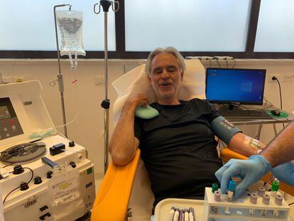El tenor italiano Andrea Bocelli donó plasma este martes en el hospital de Pisa (Italia) para la investigación de un tratamiento contra el coronavirus. El artista y su familia sufrieron la enfermedad, pero con síntomas muy leves.