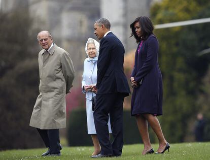 En la foto, el presidente de Estados Unidos, Barack Obama, y su esposa, la primera dama, Michelle Obama, son recibidos por la reina Isabel II y el príncipe Felipe, duque de Edimburgo, tras aterrizar en helicóptero en el castillo de Windsor para un almuerzo privado el 22 de abril de 2016. Obama se encontró varias veces con Isabel II. La primera vez que el presidente y Michelle se reunieron con la monarca fue en 2009, cuando Obama estaba en Londres para la cumbre del G-20. Allí, obsequiaron a Isabel II con un iPod que contenía vídeos y fotos de sus visitas estadounidenses en 1957 y en 2007 y el discurso de la convención de Obama de 2008 y el discurso inaugural de 2009. En 2011, los Obama fueron al Reino Unido poco después de la boda real entre Guillermo y Catalia, a la que el presidente y la primera dama no asistieron. Allí tuvieron una reunión privada de 20 minutos con el duque y la duquesa de Cambridge. En aquella ocasión, los Obama se quedaron en el palacio de Buckingham durante dos días, donde la reina celebró una cena de Estado; ellos correspondieron con la celebración de otra cena de Estado en Winfield House, la casa oficial del embajador de Estados Unidos.