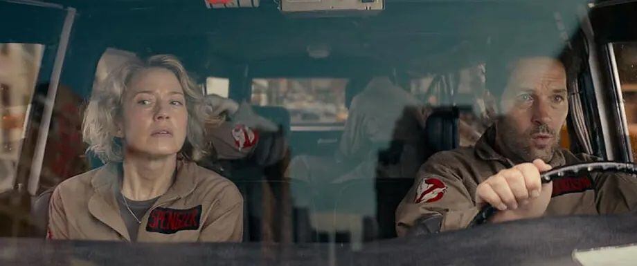 Carrie Coon y Paul Rudd, en el mítico coche de la escuadra antiespectros, en 'Cazafantasmas: imperio helado'.