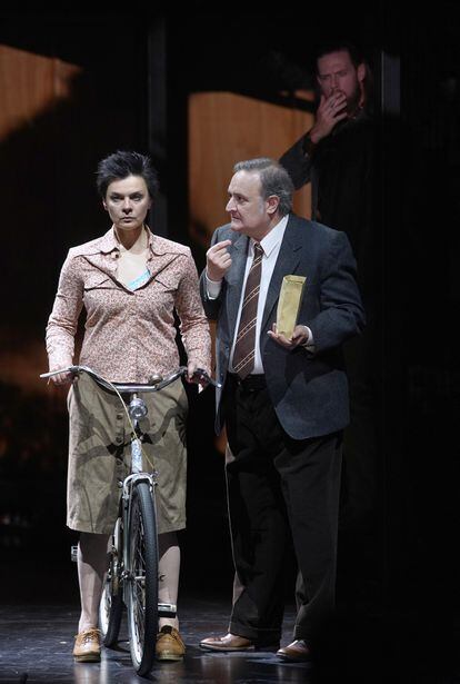 Ausřinė Stundytė (Renata) y Josep Fadó (Jakob Glock), en el segundo acto de 'El ángel de fuego'.