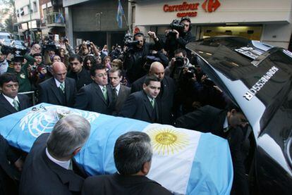 Decenas de personas acompañan el cortejo fúnebre con los restos del cantautor argentino Facundo Cabral.