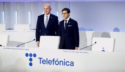 Ángel Vilá y José María Álvarez-Pallete, en la junta de accionistas de Telefónica.